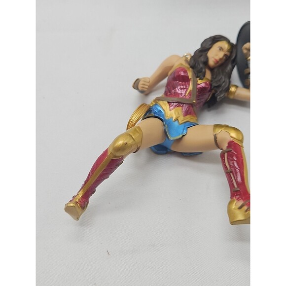Wonder Woman DC Comics Hallmark Keepsakes Ornament 2018 w/Box - Picture 6 of 15